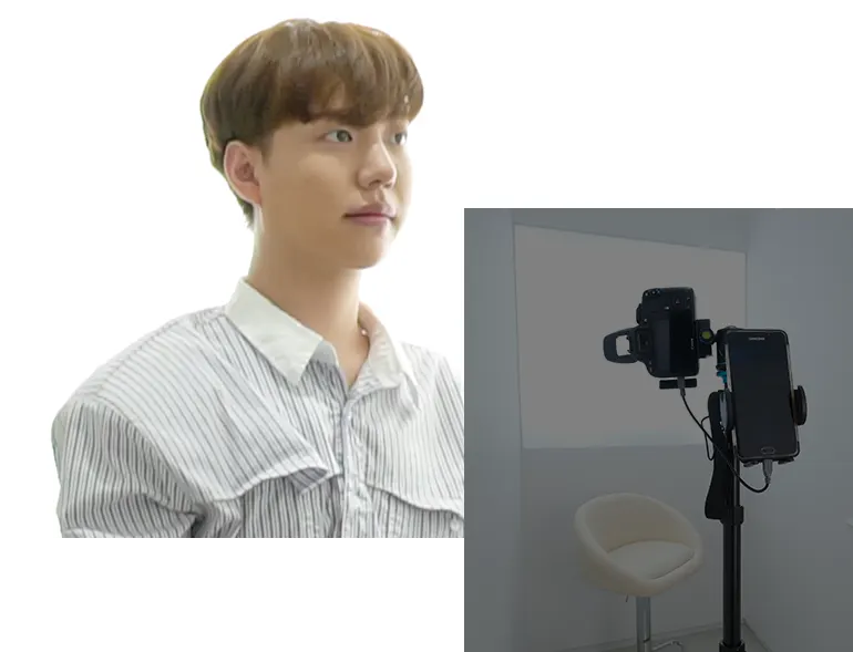 안면 촬영 장비 앞에 선 환자와 거치대에 고정된 카메라